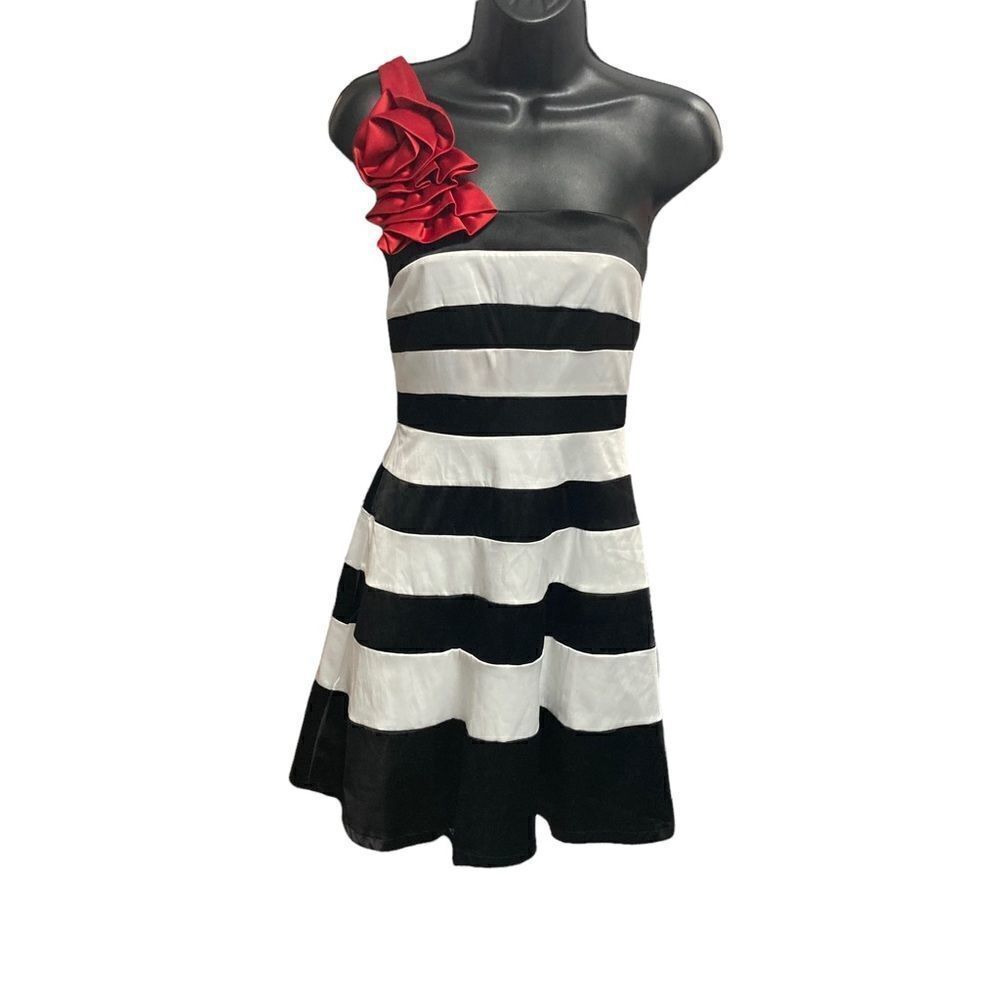MYSTIC,Women’s/Juniors,Size XXS/XS,Prom/Homecoming Dress, Black& White,& red bow